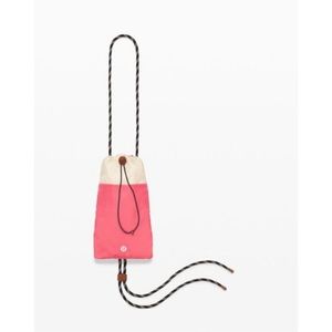 LULULEMON play forward crossbody pouch. PERFECT CONDITION. LIKE NEW‼️‼️